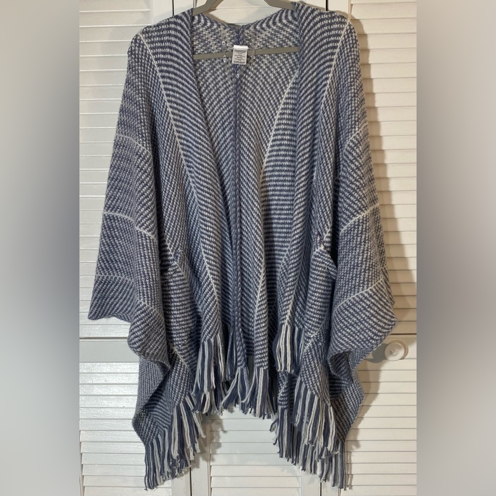 Shawl One Size Gray/White Herringbone Oversized Pockets Fringe NEW